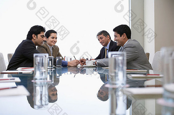 小企业业务会议查看反光表面会议表格