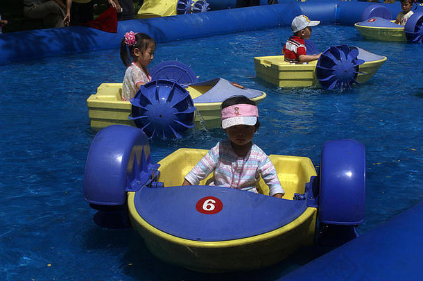 孩子们兜售动力小船龙潭公园受欢迎的撤退北京居民