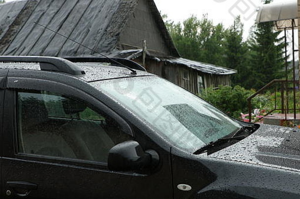 雨后，汽车在雨棚的背景上滴水