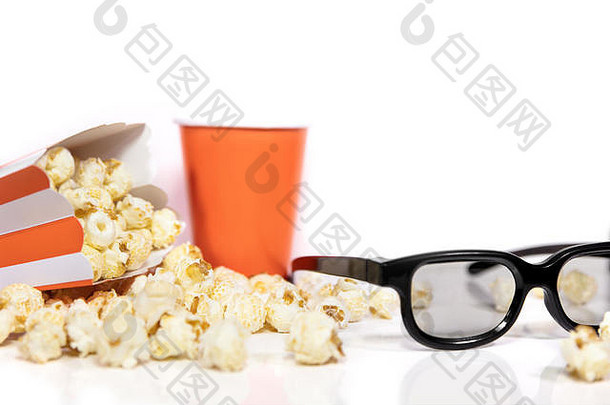 白色、概念电影院和电影院前的爆米花和3D眼镜