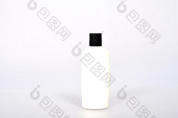 白色背景上的塑料空白白色瓶子