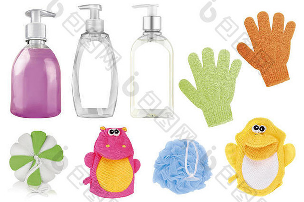 带空白标签的液体洗手液和沐浴产品、洗手海绵手套和浴巾。在白色背景上隔离的个人卫生产品，