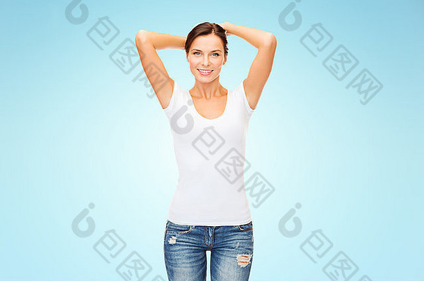穿蓝色外白t恤的快乐女人