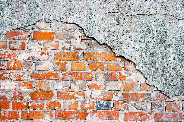 灰泥破损的旧砖墙