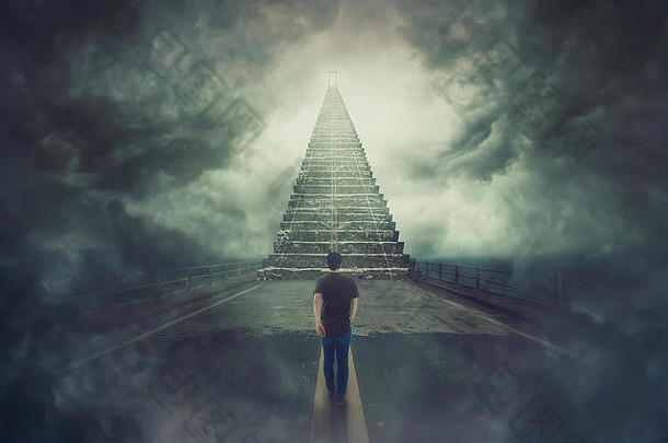 神秘的场景中，流浪汉自信地走在一条超现实的道路上，发现了一个通往天空之门的神奇楼梯。选择自由的概念。奥波尔