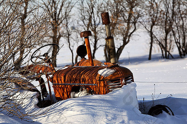 雪堆中的废弃拖拉机