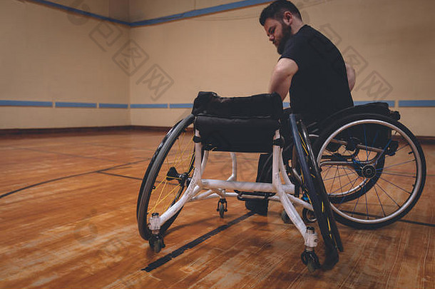 残疾人操作轮椅