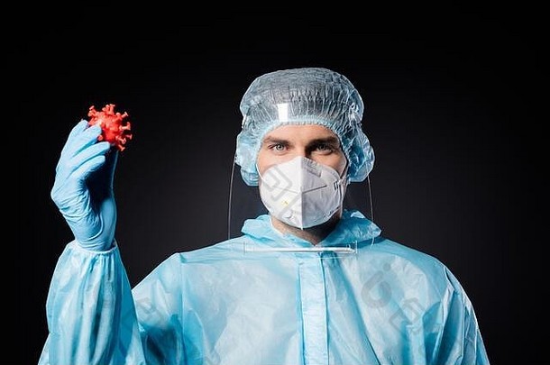 guy doc病毒学中心的特写照片持有新冠病毒细菌手疫苗研究pcr分析戴口罩hazmat蓝色制服手术帽套装