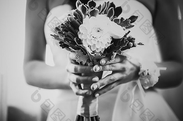 黑白摄影<strong>新娘</strong>手中美丽的婚礼花束