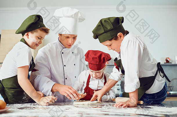 孩子们学习烹饪教室厨房