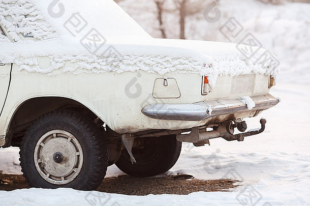后车树干覆盖雪冬天破碎的白色颜色日落回收金属处理注销<strong>汽车</strong>