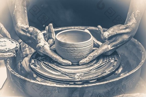 老式照片。陶工手中的生陶罐。陶艺作坊