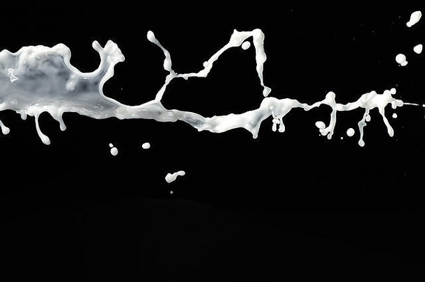 牛奶或白色液体溅在黑色背景上