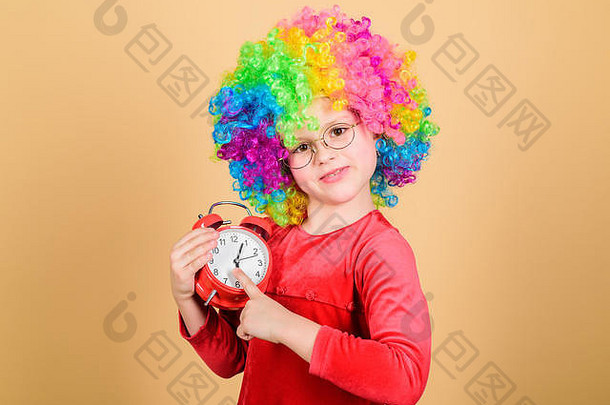 孩子护理快乐时刻孩子持有报警时钟停止女孩可爱的好玩的孩子穿卷曲的彩虹假发生活有趣的快乐童年快乐女孩国际儿童一天