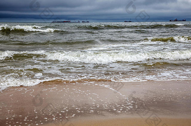 阴沉的秋日，波罗地海风雨交加，船只往来频繁
