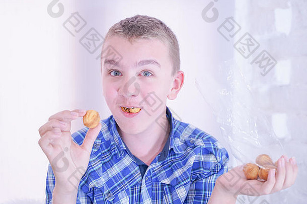 可爱的饿了少年男孩新鲜的小烤糖果白色房间背景