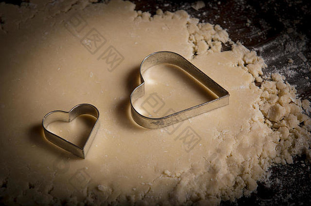 情人节一天<strong>烘焙</strong>心形状的饼干刀具面团