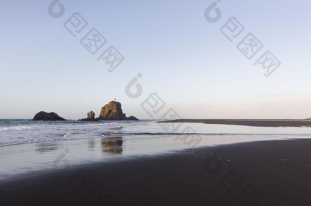 早期早....远程whatipu海滩西海岸奥克兰<strong>新西兰</strong>黑色的铁沙子小岩石岛屿灯塔