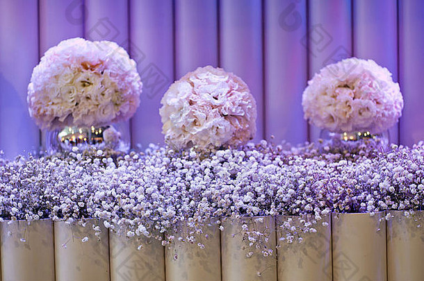 花花瓶花花束白色花酒吧装饰墙挂花瓶花温暖的照明优雅的浪漫的韦德