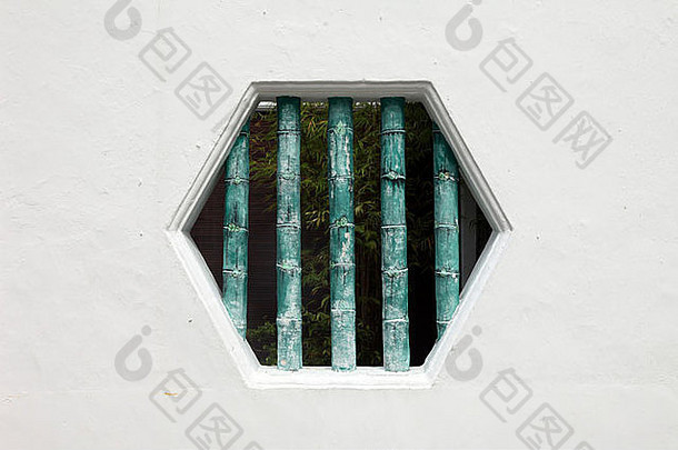 这是一张带有竹条的蜂窝状窗户或门的照片