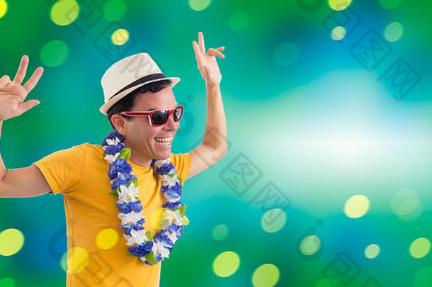 狂欢节巴西庆祝旅行假期男人。有趣的穿黄色的泽西岛穿太阳镜他孤立的