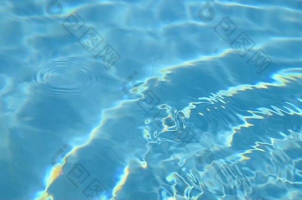 美丽的绿松石水在夏天反射光线，模糊的背景用于潜水和游泳主题、旅游和度假