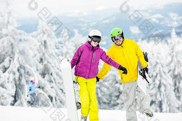 夫妇滑雪板雪山
