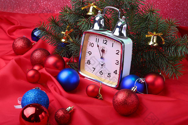 圣诞钟。圣诞球和圣诞树的新年装饰。庆祝新年的概念。