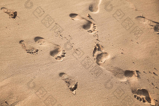 的足迹只脚湿沙子海滩照片背景