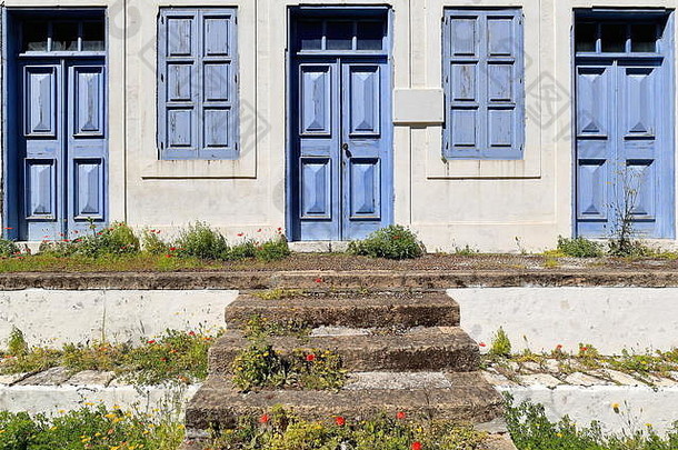 Nikolaos Stamatiou<strong>小学</strong>的蓝色木镶板门和百叶窗于1903年<strong>开学</strong>，它是用石头建造的，坐落在圣。