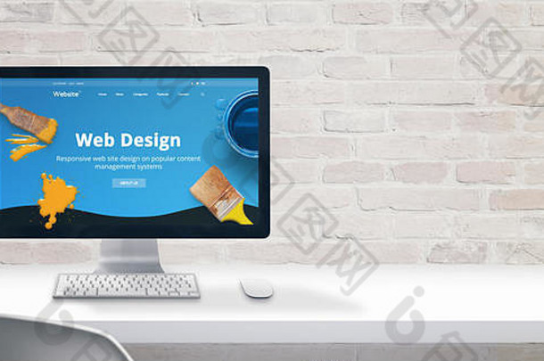 清洁网页设计师桌上的电脑显示屏和现代平面设计网站上的网页设计文本。砖墙旁边的空间。