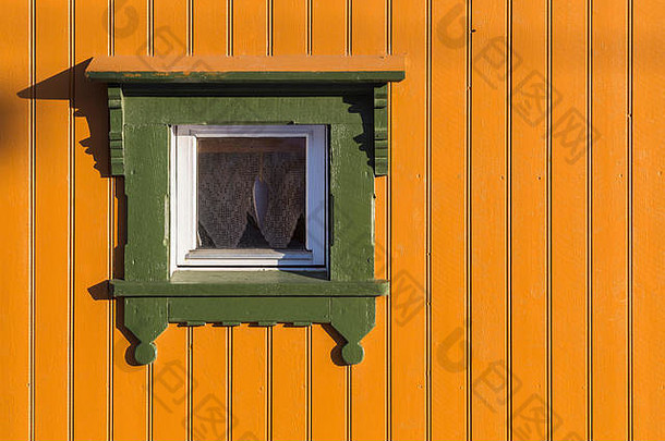 方窗，明亮的黄色漆木墙，绿色框架。房屋外部特写片段