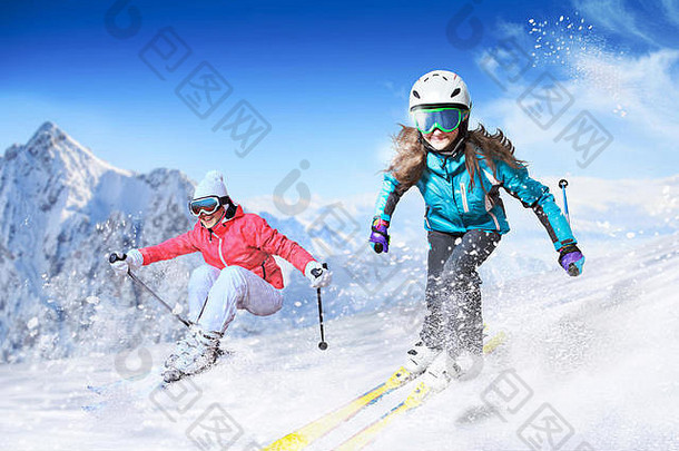 阿尔卑斯山滑雪道上一名滑雪者和滑雪板运动员的动态照片