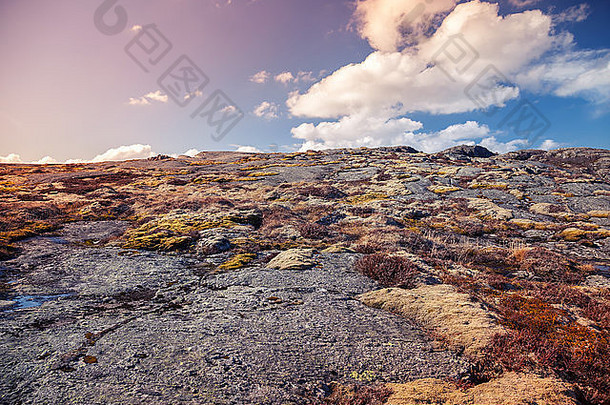 春天挪威山景观岩石多云的天空色调修正照片过滤器效果
