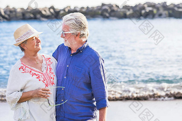度假期间海上的退休幸福夫妻-微笑着的人们以海洋为背景，户外休闲活动，永远在一起，爱与再