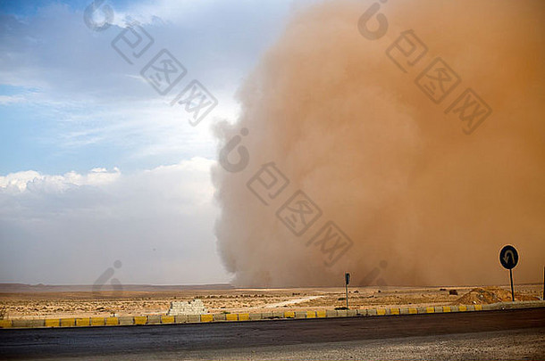 沙尘暴沙漠高速公路约旦