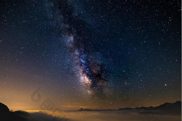 夏季在意大利托林阿尔卑斯山的高空拍摄到了银河系五颜六色的发光核心和星空