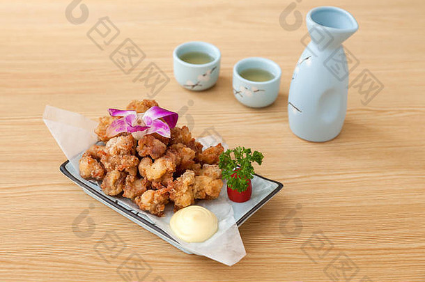 视图美味的日本食物炸鸡表格