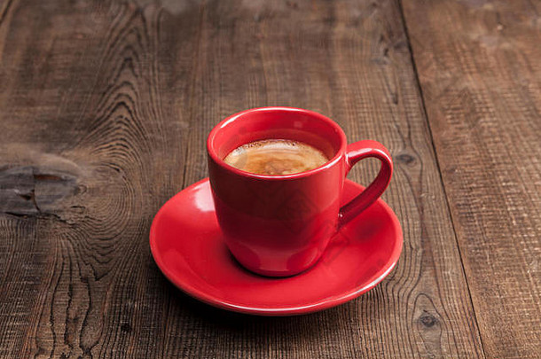 咖啡红色的杯木表格