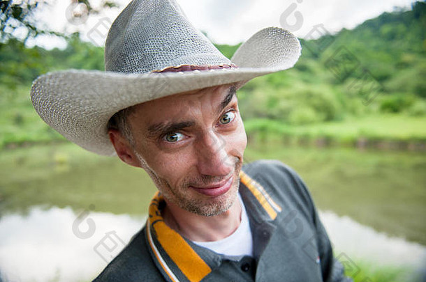 微笑牛仔背景绿色植物池塘