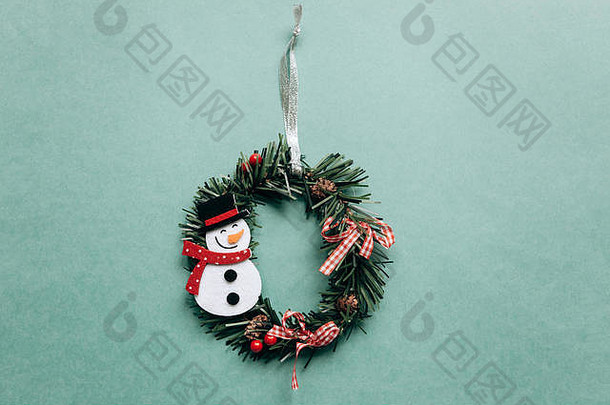 圣诞节花环雪人圣诞节树玩具绿色背景有创意的节日的想法极简主义风格极简主义