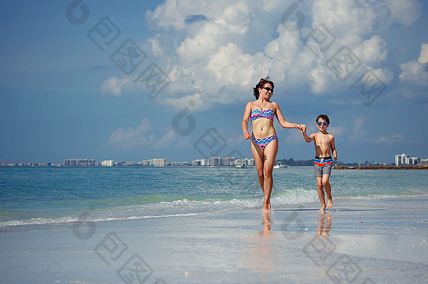 妈妈。儿子热带海滩