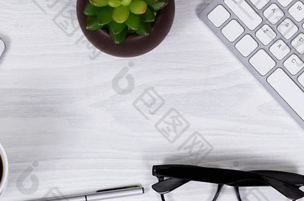 开销视图白色桌面形成边境电脑键盘<strong>咖啡</strong>细胞电话笔阅读眼镜婴儿植物
