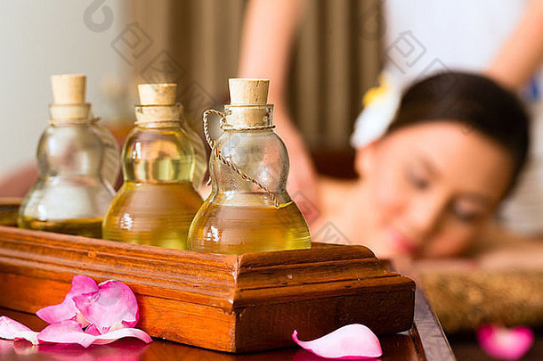 中国人亚洲女人健康美水疗中心香气治疗按摩至关重要的石油放松
