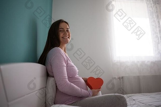 快乐的孕妇在家休息。