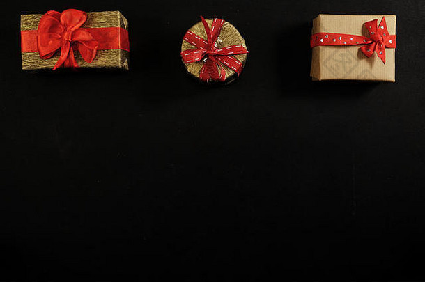 黑板上复制空间礼物盒子红色的丝带