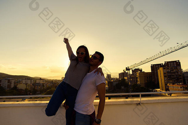 情侣们在屋顶上欣赏城市美景