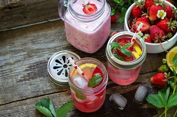 健康的节食概念柠檬水新鲜的草莓草莓水果酸奶奶昔牛奶摇乡村木表格复制空间