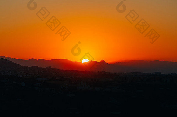 美丽的山日落mijas西班牙黑暗轮廓山黄色的日出背景
