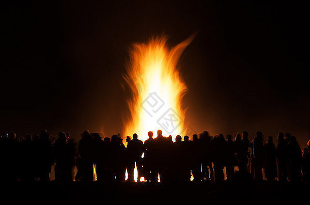 轮廓集团人看篝火集火焰黑色的晚上